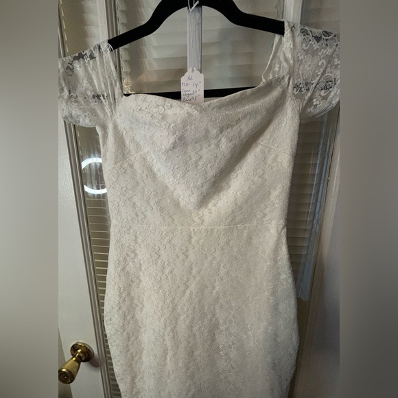 On or Off Shoulder Ivory/White Lace Lulus Wedding Dress-Size Extra Small - Picture 11 of 16